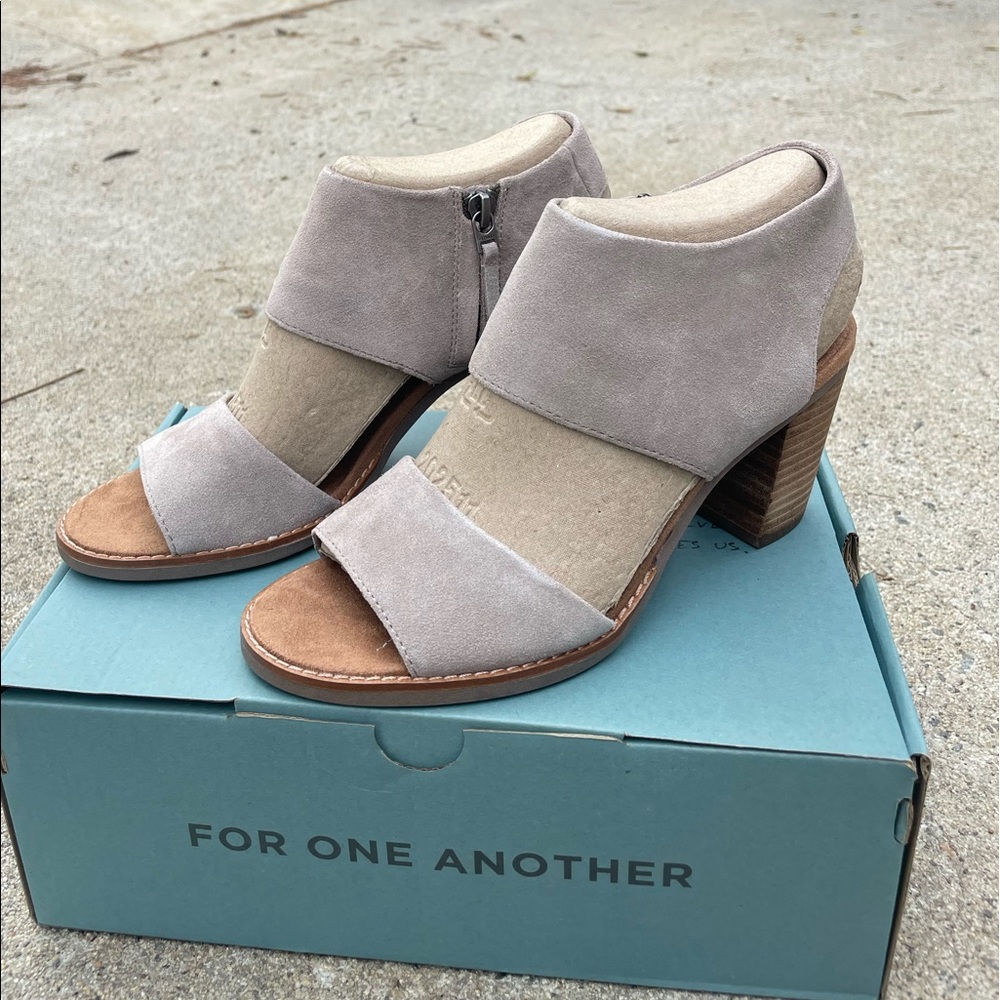 Woman’s casual heel shoes